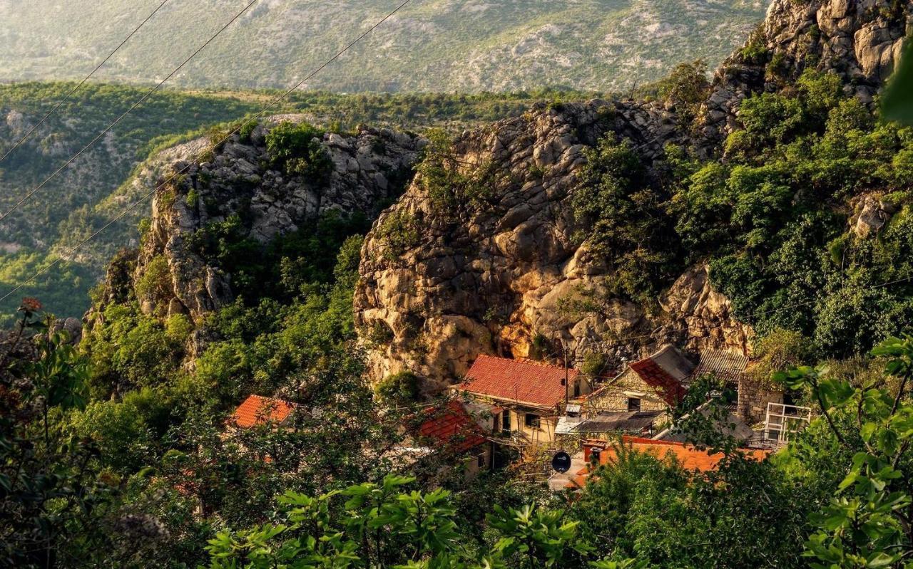 Вілла Mini Stone House Оміш Екстер'єр фото