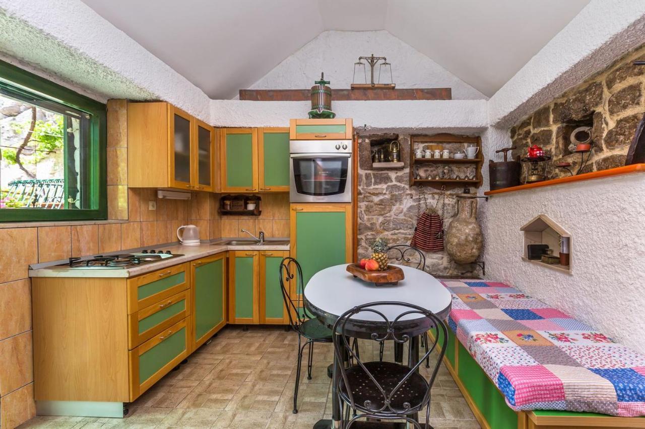Вілла Mini Stone House Оміш Екстер'єр фото